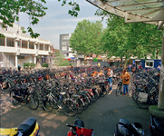 838895 Gezicht op de bewaakte fietsenstalling op de noordoosthoek van het plein Vredenburg te Utrecht.